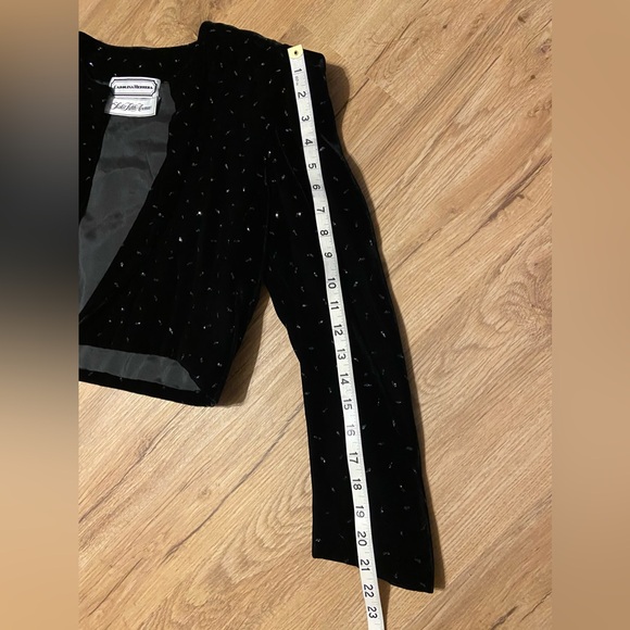 Vintage Carolina Herrera velvet special event jacket with glitter detail. - Picture 6 of 10